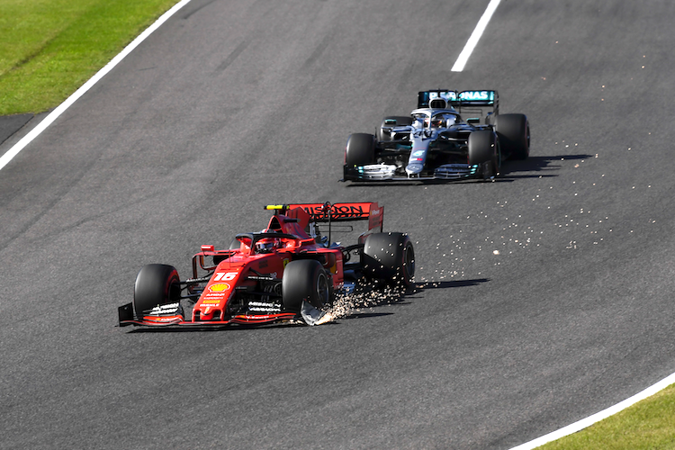 Charles Leclerc mit beschädigtem Wagen von Lewis Hamilton