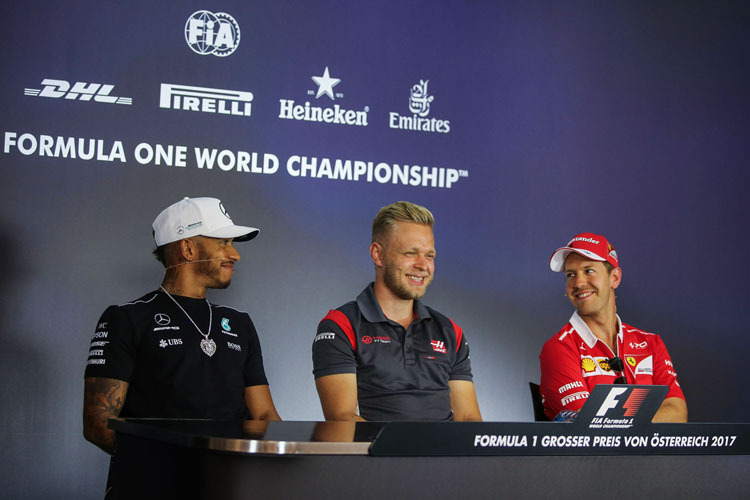 Kevin Magnussen sass bei der FIA-Pressekonferenz zwischen den Fronten