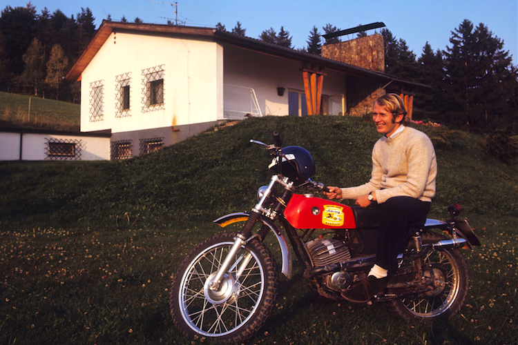 Der Doktor 1970 mit seiner Puch-Cross-Maschine vor seinem Wochenend-Haus in St. Radegund 
