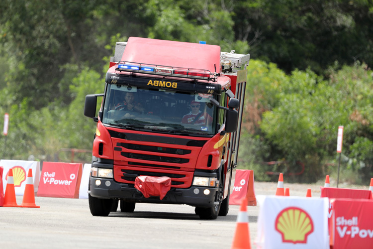 Kimi Räikkönen durfte einen 18 Tonnen schweren Feuerwehr-Truck steuern 