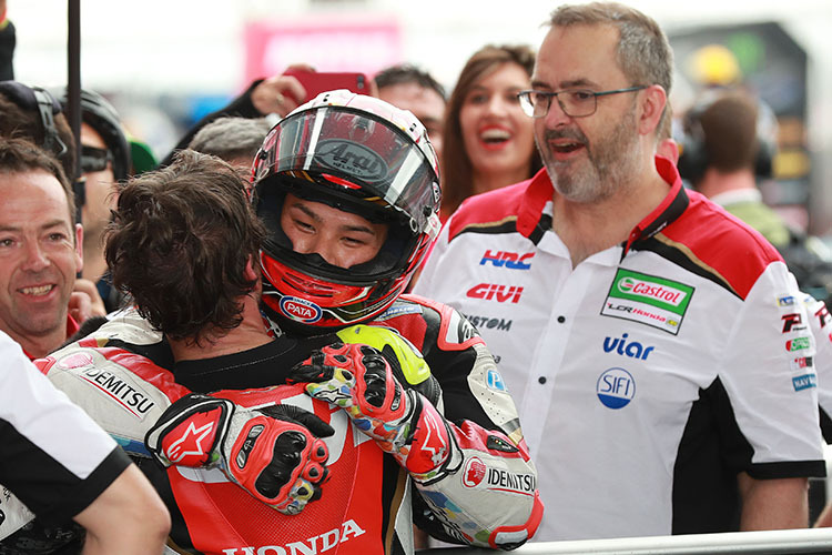 Takaaki Nakagami gratulierte Cal Crutchlow im Parc fermé zum Sieg