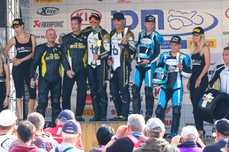 Das Siegerpodium der Sidecars in Zolder nach dem Rennen 2 