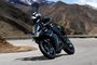 Die Suzuki GSX250R sieht supersportlich aus, die Sitzhaltung ist aber mit Lenkerstummeln, die über der Gabelbrücke festgeklemmt sind, einigermaßen moderat