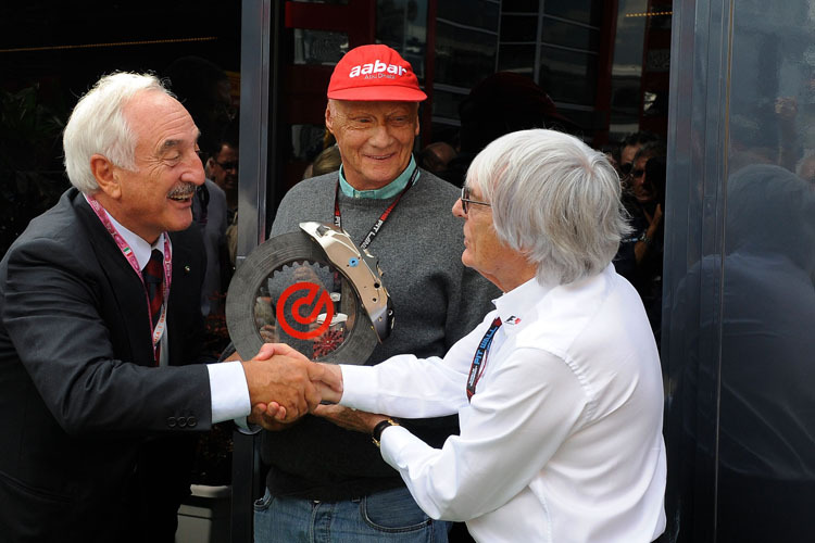 Brembo-Chef Alberto Bombassei (links) und Bernie Ecclestone ehren Niki Lauda
