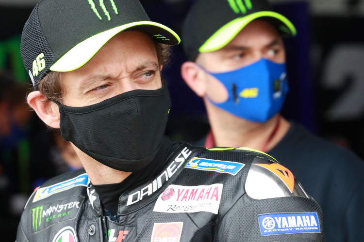 Der Blick von Valentino Rossi und Uccio Salucci (dahinter) geht nach vorne