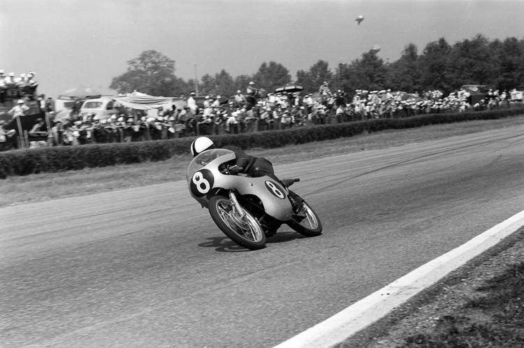 MZ-Held Ernst Degner 1961 bei seinem Sieg in Monza