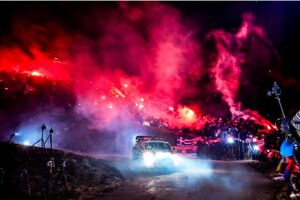 Einmaliges Spektakel in der WRC: Weltmeister Thierry Neuville im großen Fanfeuerwerk)