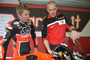 Troy Bayliss liess sich von Ernesto Marinelli die Neuheiten der Ducati Panigale R erklären