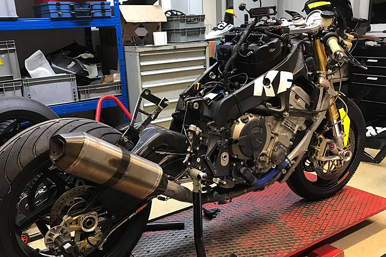 Die BMW S1000RR von Bertl K Racing wird gerade für Le Mans serviciert