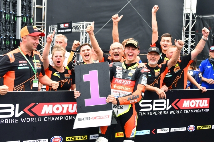 Lennox Lehmann und das Team Freudenberg KTM feiern den Sieg in Most