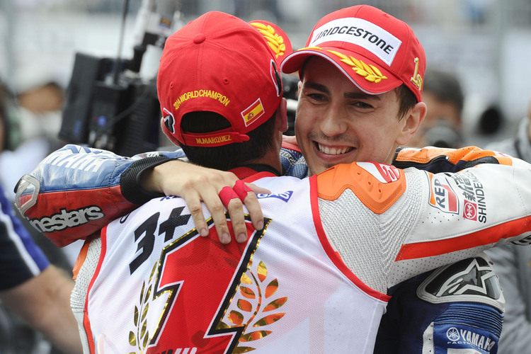 Nach dem Titelgewinn in Japan: Lorenzo gratuliert dem Weltmeister Marc Márquez, wenn auch etwas zaghaft
