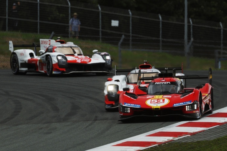 Ein Ferrari 499P vor zwei Toyota GR010 Hybrid