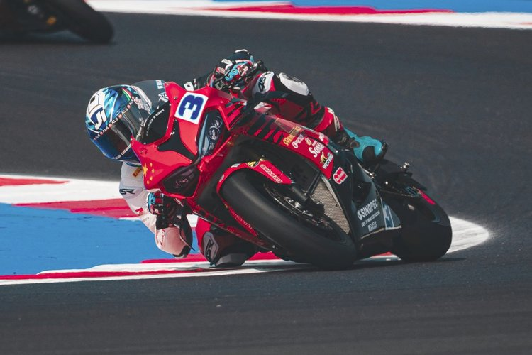 Raffaele De Rosa und Niki Tuuli treten in Donington Park mit der alten QJ Motor an