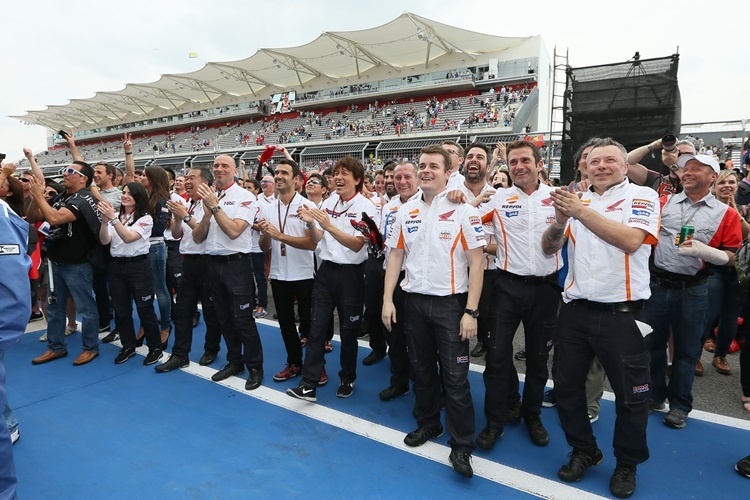 Das Honda-Team feiert den Doppelsieg durch Marc Márquez und Dani Pedrosa