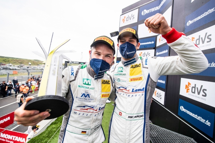 Auf dem Podium im ADAC GT Masters: Christopher Mies (li.) und Ricardo Feller