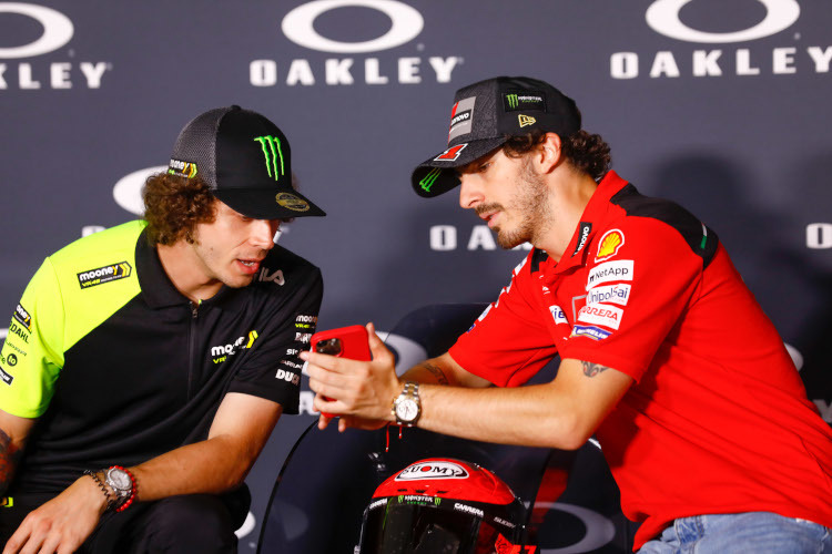 Marco Bezzecchi mit Pecco Bagnaia