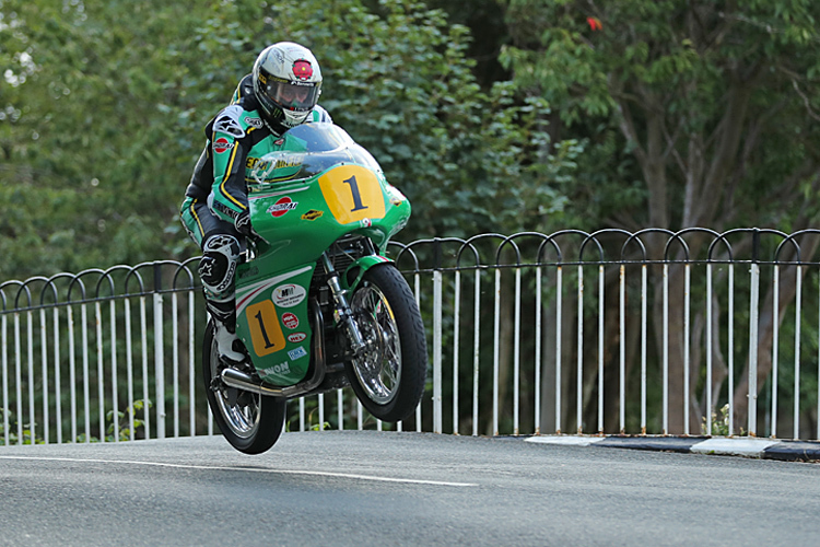 John McGuinness geht mit seiner Paton über die berühmte Ballaugh Bridge