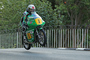 John McGuinness geht mit seiner Paton über die berühmte Ballaugh Bridge