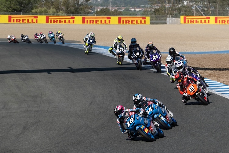 Moto3-Rennen der Junioren-WM in Jerez. Mittendrin Jakob Rosenthaler (78) für Intact-GP