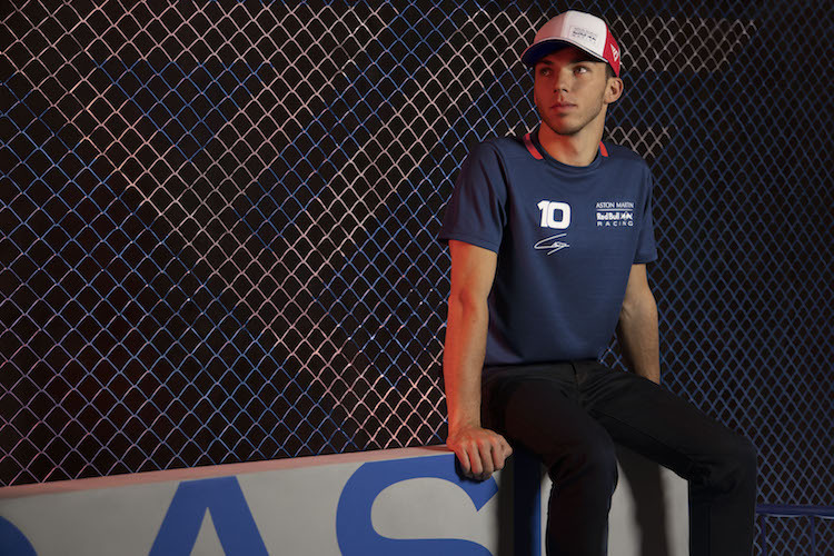 Pierre Gasly hat die French GP Flat Cap von Red Bull Racing signiert  