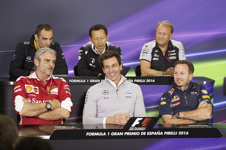 Toto Wolff (vorne Mitte): Respekt vor Ferrari und Red Bull Racing