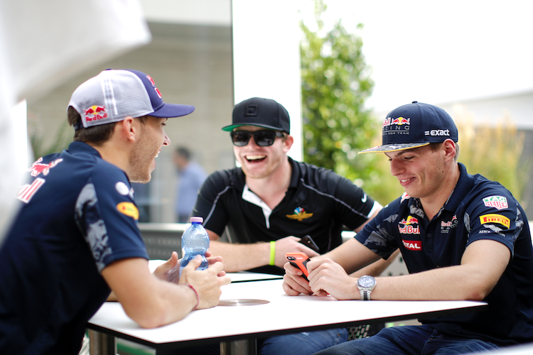 Pierre Gasly, Connor Daly und Max Verstappen in Austin 2016: Immer wieder Erstaunliches auf dem Handy