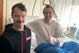 Matthias Walkner im Krankenhaus mit SPEEDWEEK.com-Chefredakteur Werner Jessner