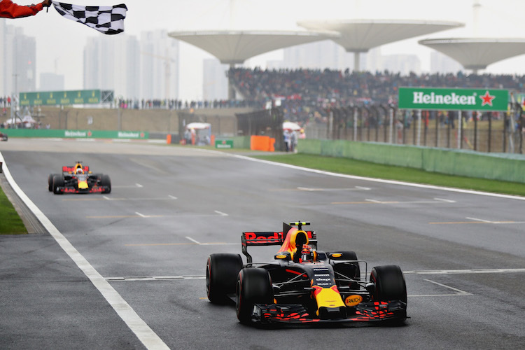 Max Verstappen vor Daniel Ricciardo
