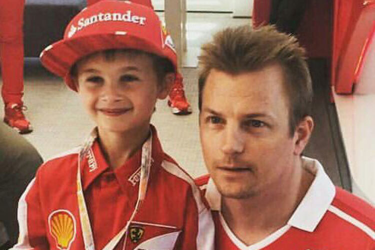 Da strahlt er wieder: Thomas mit seinem Helden Kimi Räikkönen