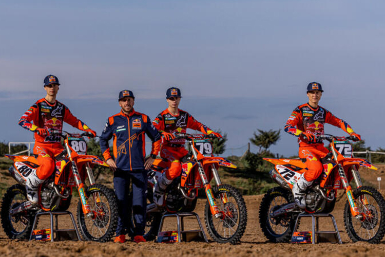  Andrea Adamo, Team Manager Antonio Cairoli, Sacha Coenen und Liam Everts