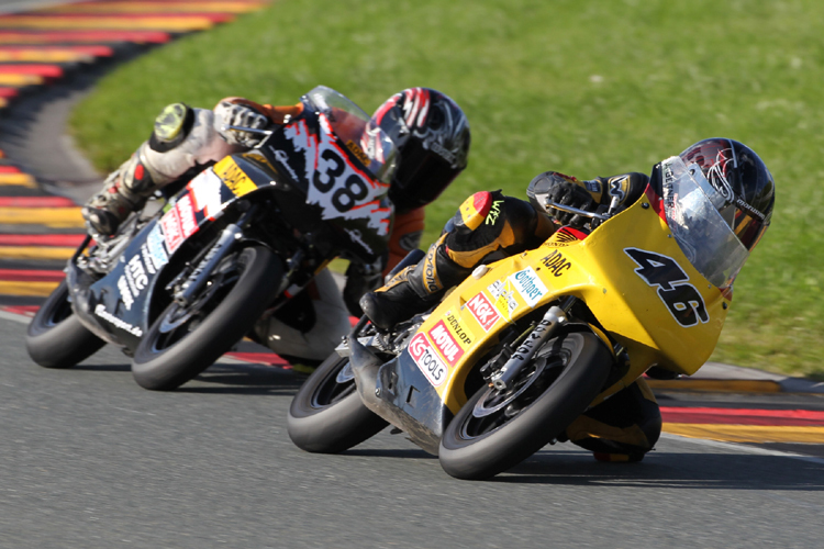 Jonas Geitner (#46) führt vor Hannes Soomer (#38)