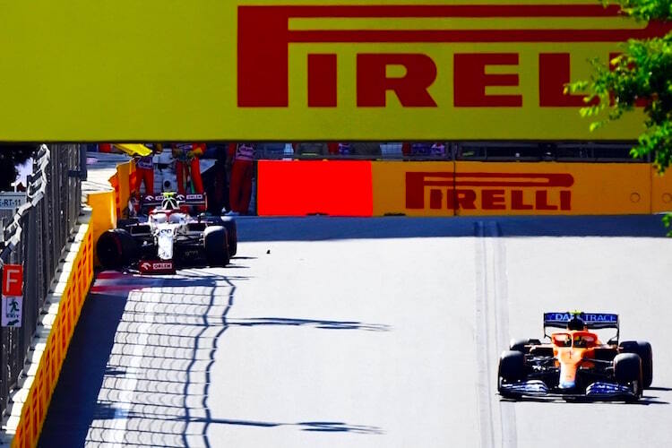 Lando Norris bei der Unfallstelle von Antonio Giovinazzi