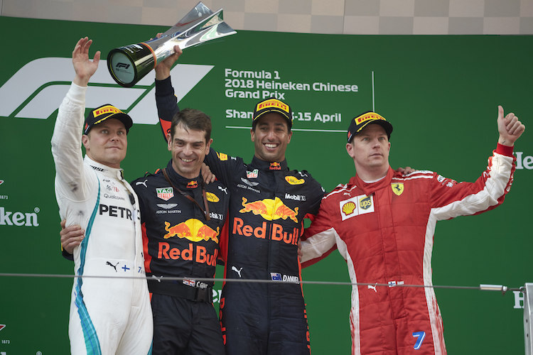 Nach dem China-GP: Valtteri Bottas (3.), Daniel Ricciardo (1.) und Kimi Räikkönen (3.). Dabei auch Daniel Ricciardos Renningenieur Chris Gent