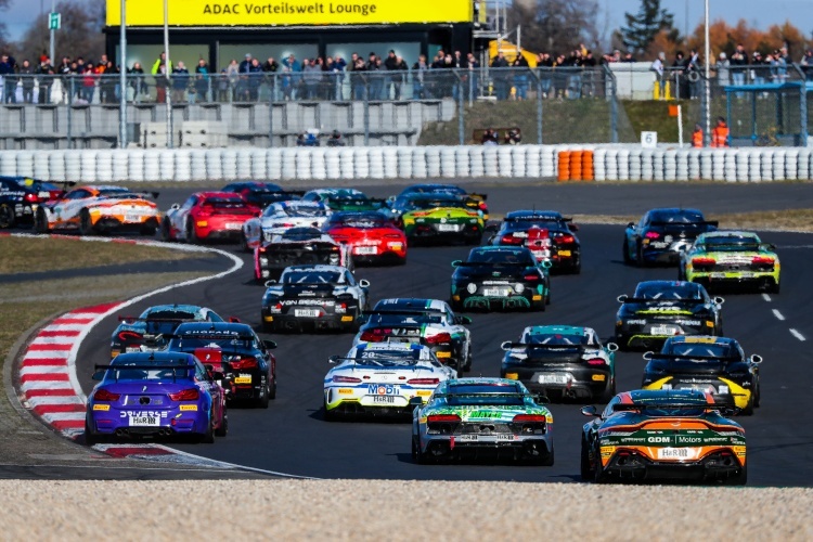 Volles Feld: 27 Fahrzeuge bei der ADAC GT4 Germany auf dem Nürburgring