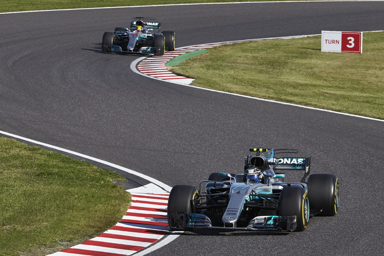 Valtteri Bottas in Japan vor Lewis Hamilton