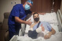 Nach der OP: Dr. Eduardo Sánchez mit Iker Lecuona