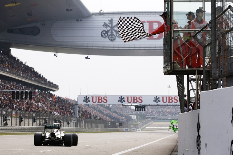 Zieleinfahrt - Lewis Hamilton gewinnt das Rennen