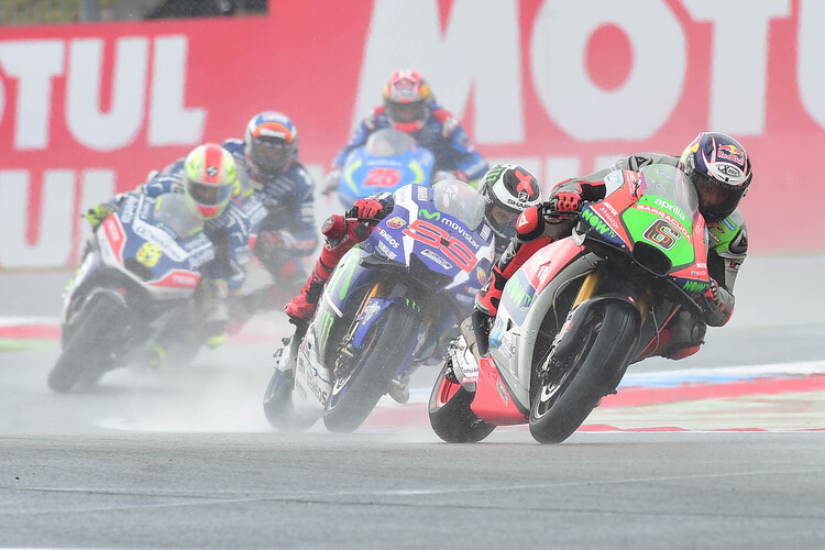 Im 2. Rennen: Stefan Bradl (6) vor Lorenzo, Barbera, Pirro und Viñales.