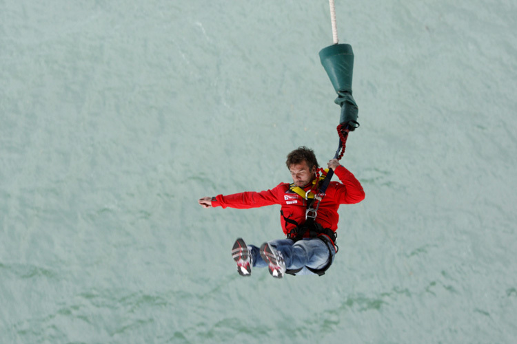 Loeb beim Bungee-Springen in Neuseeland