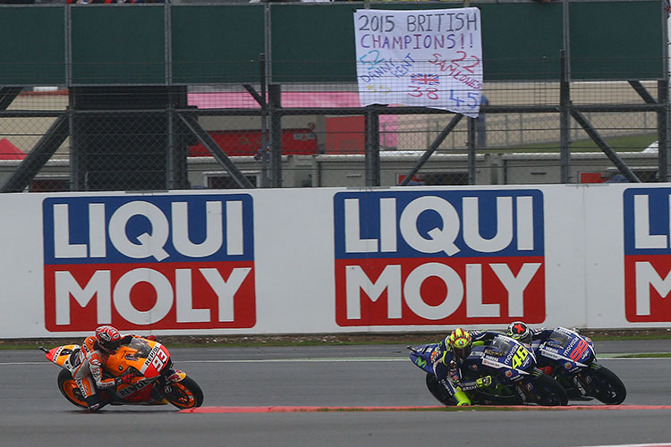 2015 konnte Valentino Rossi beim Regenrennen in Silverstone siegen