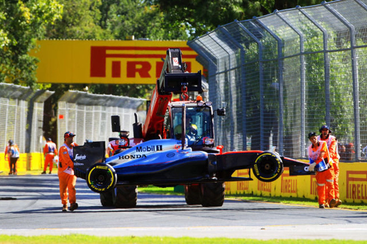  Fernando Alonso ist der Leidtragende eines Honda-Motorschadens von Kevin Magnussen, der in Australien noch nicht einmal bis zur Startaufstellung kam