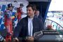 Carlos Sainz jr. vorne und sein Vater Carlos Sainz sr im Hintergrund bei der Pokal-Übergabe der MotoGP in Jerez