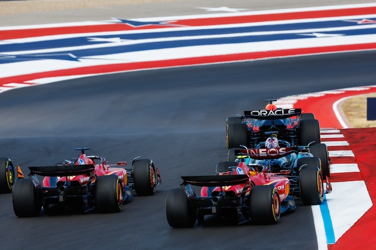 Kurz nach dem Start zum Sprint: Die Ferrari von Leclerc (links) und Sainz hinter Verstappen und Russell, ganz links ist noch der Frontflügel von Norris’ McLaren zu sehen