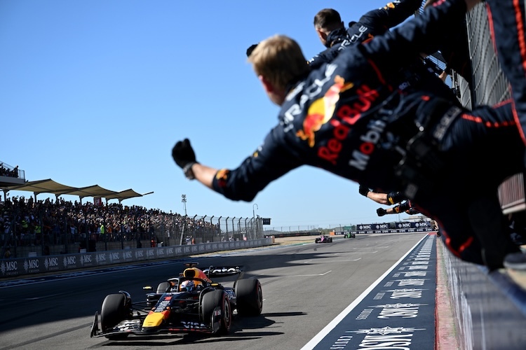 Max Verstappen gewinnt das Rennen