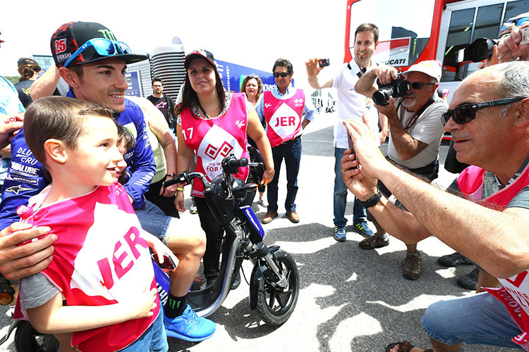 Maverick Viñales mit einem seiner jungen Fans