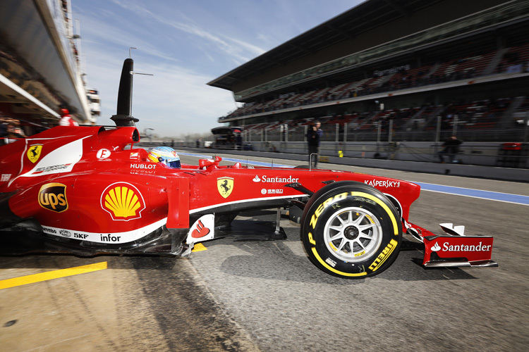 Alonso vor fast leeren Tribünen auf dem Circuit de Catalunya