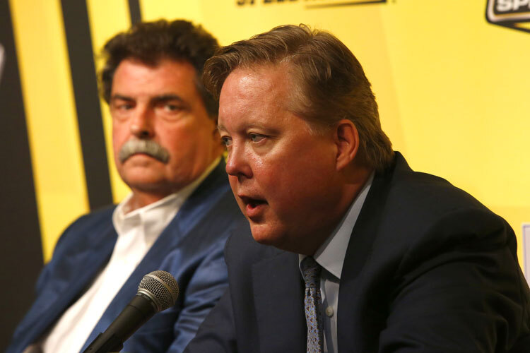 Brian France und Mike helton verkünden, dass Jeff Gordon als 13 Fahrer im Chase fahren darf