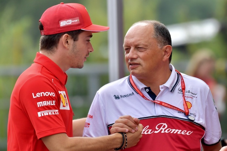 Frédéric Vasseur freut sich mit Charles Leclerc