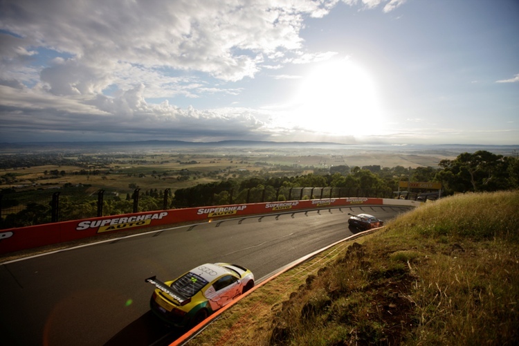 Die Audi R8 LMS am Mount Panorama, der seinen Namen verdient