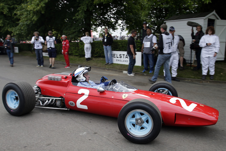 John Surtees 2014 in seinem 1964er-Weltmeister-Auto